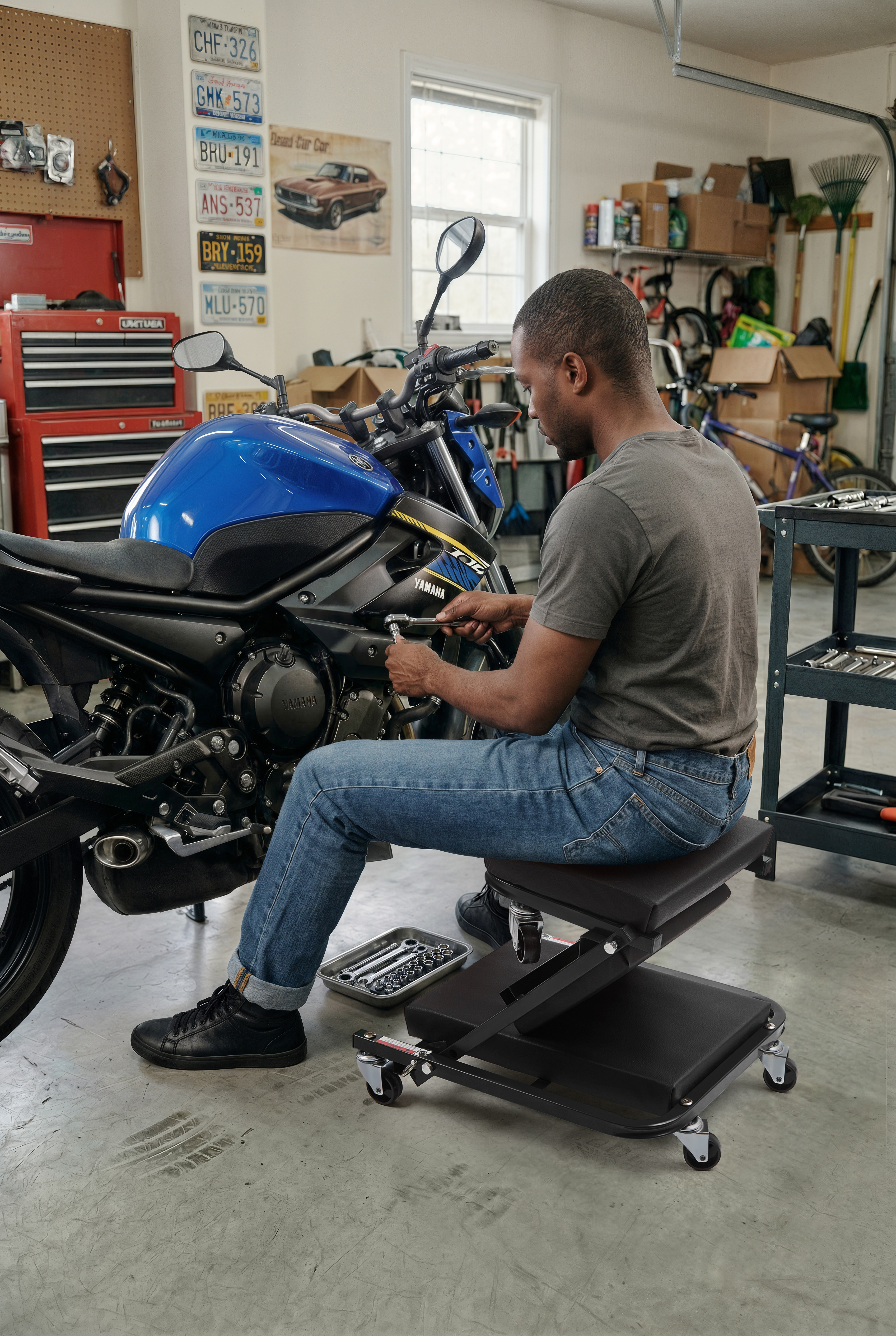 Mechanic performing close detail work on Autozas Black shop stool — high-density ergonomic padding protecting back and joints during extended sessions